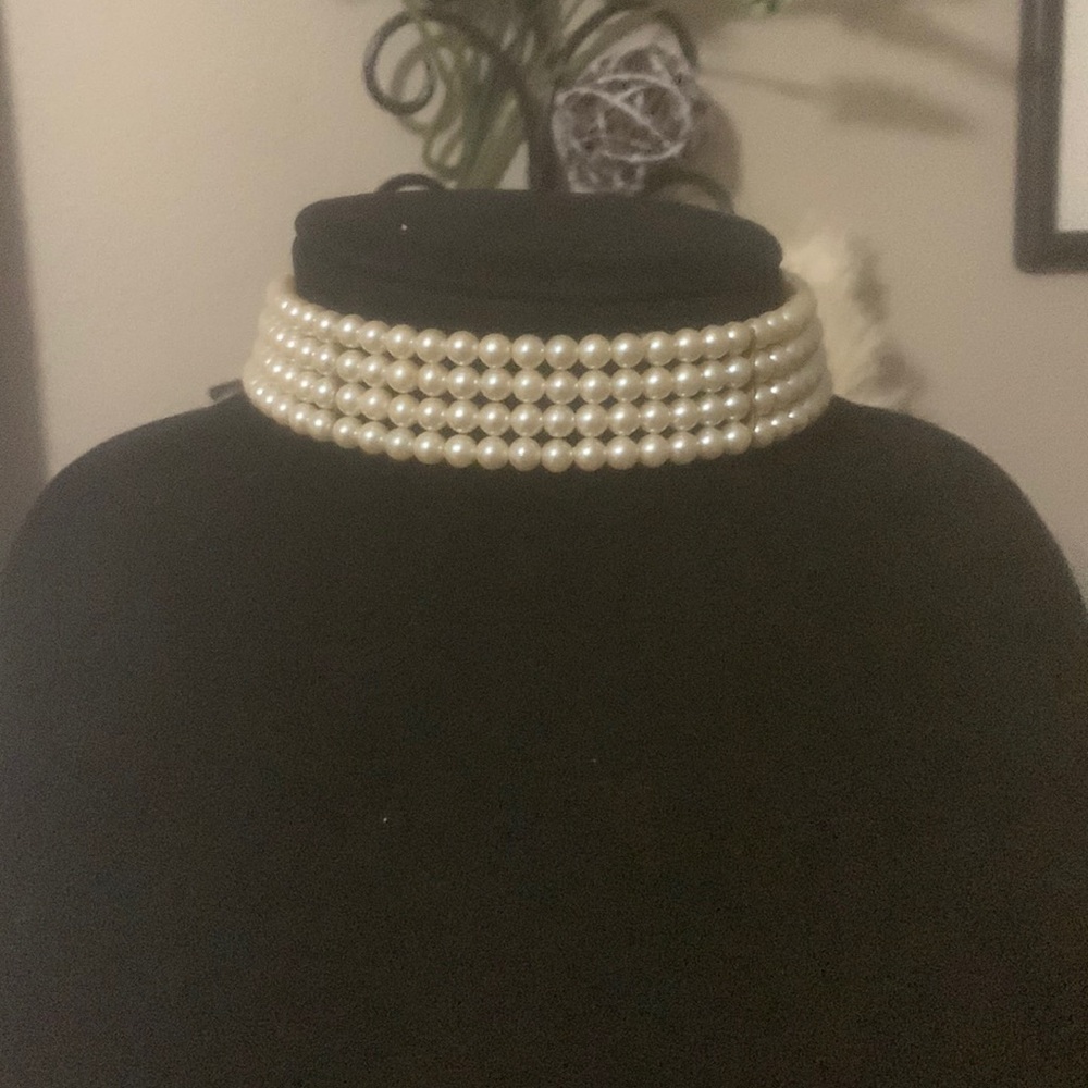 Pearl chocker